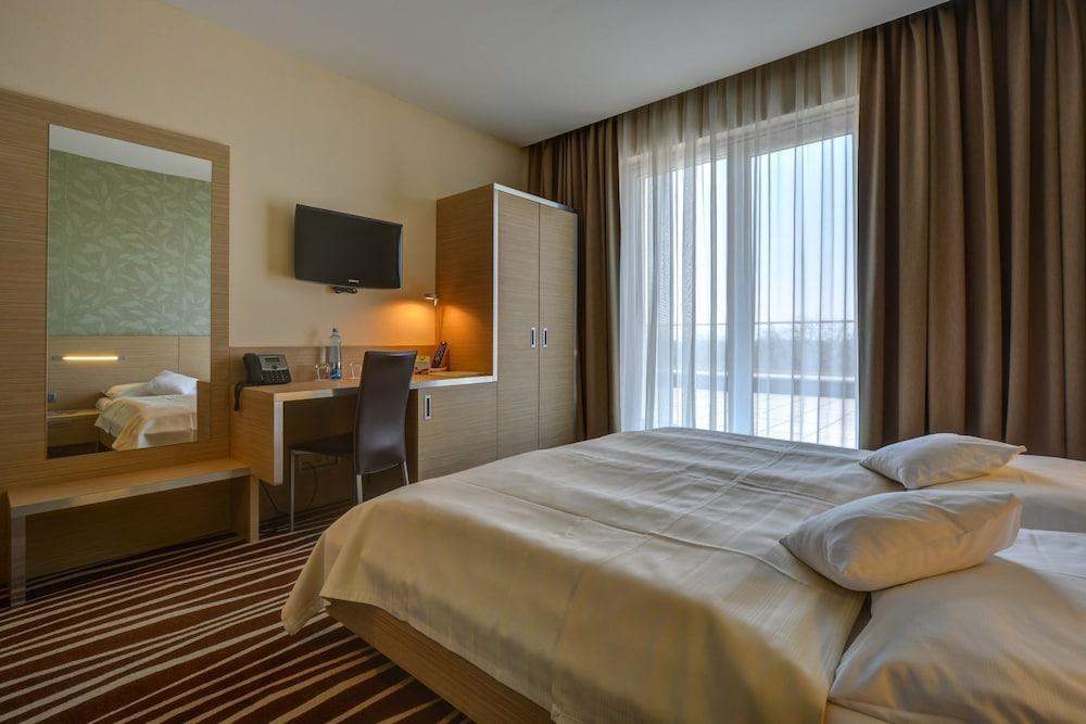 Hotel Ponteo - Activity Park Братислава Экстерьер фото